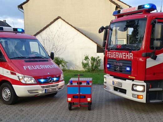 Der Gerätewagen-Logistik 2 (Bollerwagen) zusammen mit den anderen Fahrzeugen der Ortsfeuerwehr Ölper