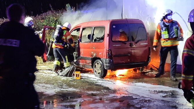 Brand: Pkw-Brand am Gebäude in der Julius-Konegen-Straße
