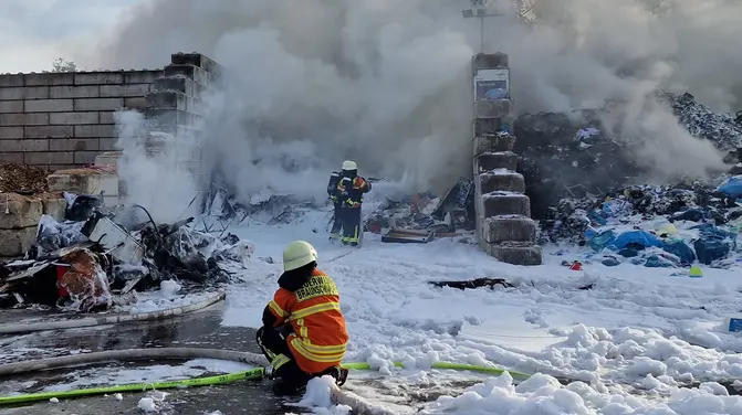 Große Rauchsäule behindert sogar den Verkehr auf der Stadtautobahn - Brand auf Recyclinghof