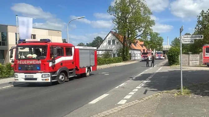Starke Rauchentwicklung und Feuer in Produktionsgebäude - Maschinenbrand in Produktionsgebäude